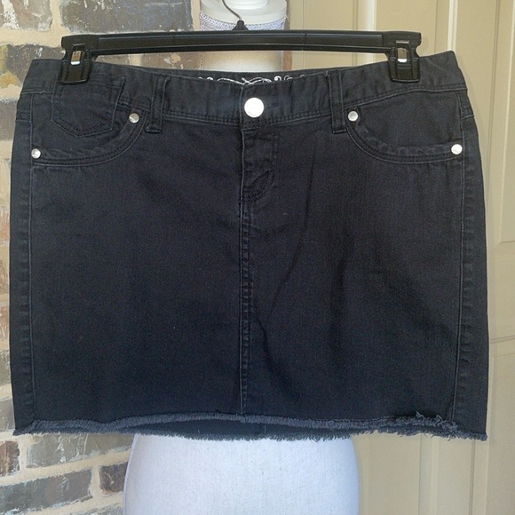 Express Black Denim Mini Skirt Stretch Raw Hem Classic 5-Pocket Mid Rise Size 8 - Picture 2 of 13